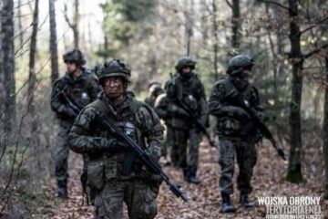 Polonia il governo incentiva gruppi di paramilitari anche per controllo pandemia